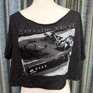 Off the Shoulder Vintage Vinyl Graphic Cropped Tee - Charcoal